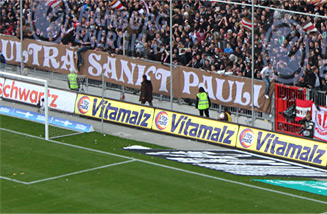 Banner-Werbung für Vitamalz im Millerntor Stadion des FC St. Pauli